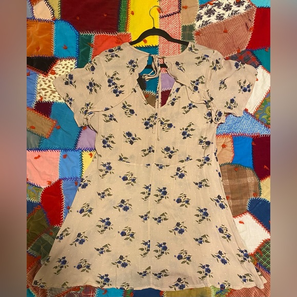 Boohoo Tea dress with open back and angel sleeve in pink floral - Picture 5 of 9